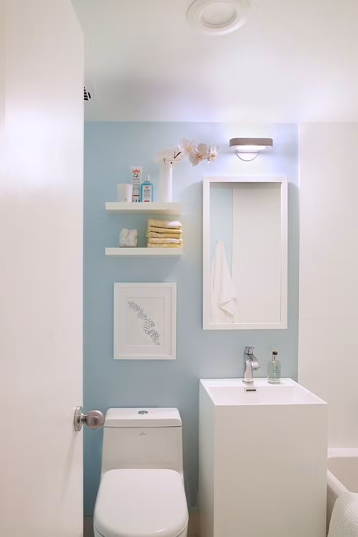 Màu sắc được phối hài hòa giúp căn phòng tắm thư thái và đầy cảm hứng.