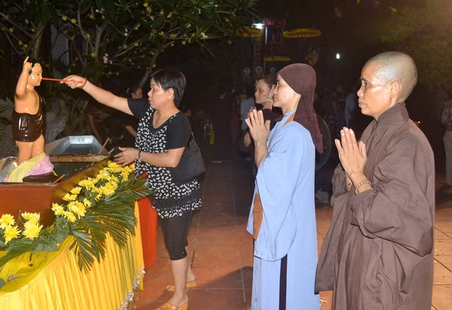 Tai sao phai tam Phat trong ngay Phat dan sinh?-Hinh-2