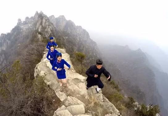 Đội tiếp viên hàng không được hướng dẫn các tư thế và kỹ thuật của môn võ cổ truyền kungfu của Trung Quốc.