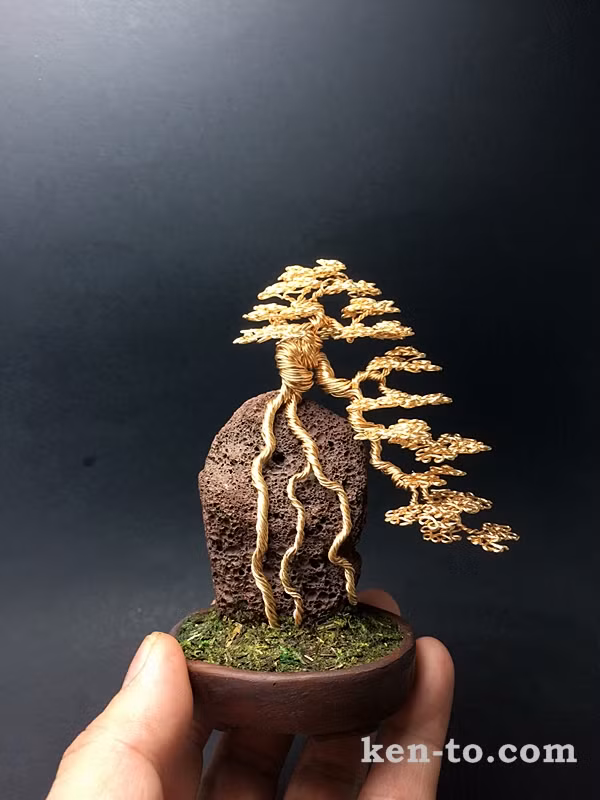 Để hoàn thành một tác phẩm bonsai mini từ dây thép cứng, người nghệ sỹ phải có đức tính kiên nhẫn và đôi bàn tay điêu luyện.