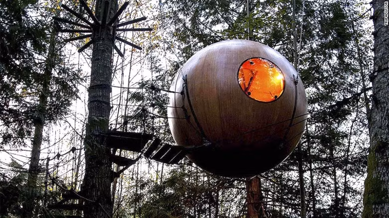 8. Khách sạn Free Spirit Spheres (đảo Vancouver, Canada): Nằm ở vùng rừng nhiệt đới ven biển của thành phố Vancouver, Free Spirit Spheres là một khách sạn trên cây mang lại cho du khách những trải nghiệm độc đáo. Đường dẫn lên các phòng nghỉ của khách sạn này là những lối đi trên cao và có dạng bậc thang xoắn ốc.