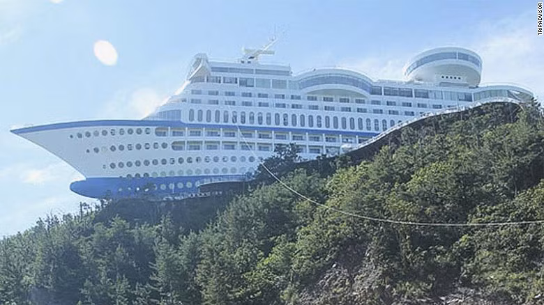 6. Sun Cruise Resort (Donghae, Hàn Quốc): Được mệnh danh là "tàu du lịch cao cấp đầu tiên trên cạn", khách sạn Sun Cruise Resort gồm đầy đủ tiện nghi của một con tàu du lịch thật, mang lại cho du khách những trải nghiệm khó quên. Khách sạn này còn có tầng thượng thoáng mát, là nơi tuyệt vời để ngắm nhìn đại dương bao la.