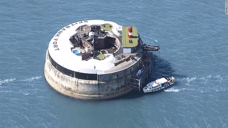 7. Khách sạn Spitbank Fort (Portsmouth, Anh): Spitbank Fort tọa lạc ngay giữa vùng biển mênh mông. Vốn là một chiến hạm quân sự thời xưa, nơi này đã được tu sửa thành một khách sạn có tiện nghi sang trọng với hồ bơi trên sân thượng và có cả phòng tắm hơi.