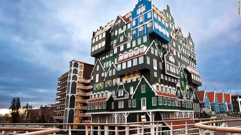 1. Innel Hotel Amsterdam Zaandam (Hà Lan): Được thiết kế theo dạng các ngôi nhà xếp chồng lên nhau, Innel Hotel Amsterdam Zaandam trông rất lạ mắt và nổi bật với nhiều màu sắc. Bắt nguồn từ kiến trúc của những ngôi nhà truyền thống ở vùng Zaandam, khách sạn kỳ quái này lấy màu xanh lá làm chủ đạo, rất dễ nhận biết ngay khi nhìn từ xa.