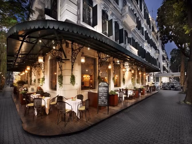 Cách Nhà hát Lớn không xa, khách sạn Sofitel Metropole Hà Nội là một trong những điểm nghỉ ngơi khá xa xỉ. Giá phòng Opera Wing lên đến gần 3.200 USD/đêm (khoảng 71 triệu đồng).