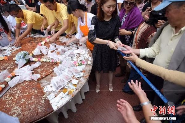 Sau khi trưng bày, nhân viên trong tiệm cắt bánh trung thu thành nhiều miếng nhỏ, phát miễn phí cho người dân xung quanh và khách du lịch cùng thưởng thức. Từng miếng bánh nhỏ được bỏ vào túi nilon chia cho người xung quanh.