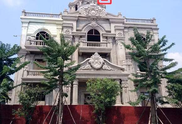 Với vị trí đắc địa, căn biệt thự nổi bật với những họa tiết cầu kỳ và công phu được làm bằng tay.