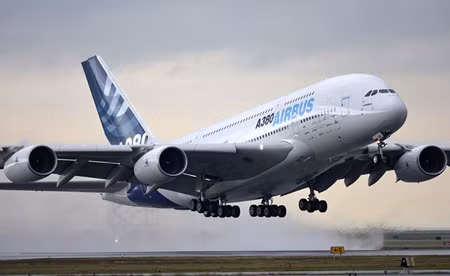 Airbus A380F có chiều dài sải cánh: 79,8 m và chiều dài toàn thân 73 m: Với khả năng chuyên chở tới 525 hành khách, chiếc 380F hiện là máy bay chở khách lớn nhất trên thế giới. A380F có 2 tầng với thiết kế đặc biệt sang trọng.