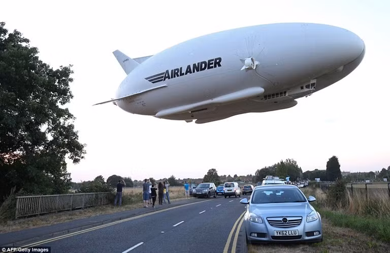 Airlander 10, chiếc máy bay khổng lồ nhất thế giới, vừa thực hiện thành công chuyến bay đầu tiên tại Anh vào ngày 17/8 vừa qua. Trước đó, chiếc máy bay này đã hoãn chuyến bay dự kiến vì trục trặc kỹ thuật vào ngày 14/8.