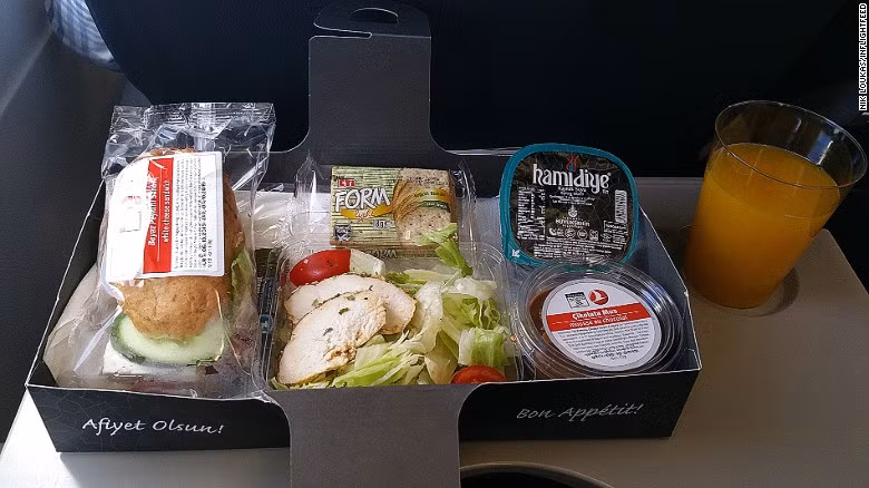 Các suất ăn của Turkish Airlines luôn ấn tượng, ngon lành và đầy đặn, ngay cả trên những chuyến bay ngắn.