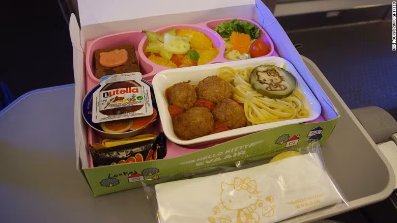 Bữa ăn trên máy bay ngon nhất cho trẻ em gồn hai hãng Lufthansa của Đức và Eva Air của Đài Loan. Lufthansa được đánh giá là có sự đầu tư vào các món ăn cho các khách nhí. Eva Air thì sáng tạo bữa ăn với hình tượng mèo Hello Kitty ngộ nghĩnh, giúp trẻ thấy thích thú khi ăn. Nik cũng đã thử từng bữa ăn này trên hai hãng hàng không.