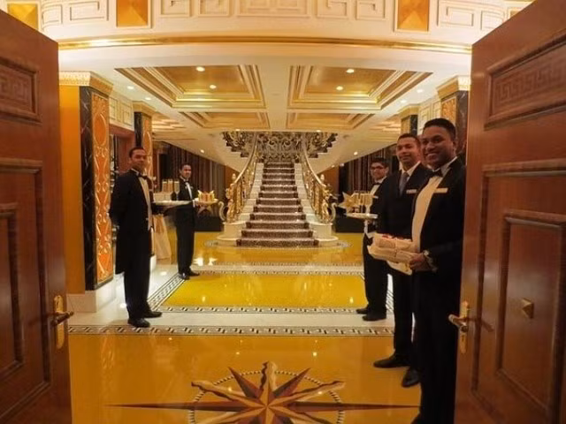 Burj Al Arab có chiều cao 320m, được gán mác 7 sao với rất nhiều kỷ lục, như tổng chi phí xây dựng 1,6 tỷ USD, giá phòng một đêm “ngất ngưởng” trong khoảng 2.000 - 28.000 USD. Để hoàn thiện nội thất khách sạn, các kỹ sư đã lát hơn 23.000 m2 đá cẩm thạch, 43.000 m2 kính và gần 2.000 m2 vàng dát mỏng.