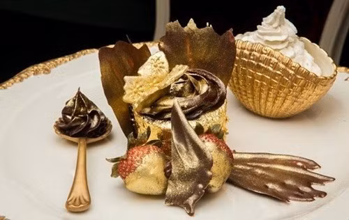 Món bánh ngọt đắt nhất thế giới giá 1.000 USD: Món bánh ngọt cupcake Golden Phoenix của nhà hàng Bloomsbury ở Dubai là một trong những món bánh ngọt đắt nhất thế giới, có giá 1.000 USD/chiếc. Nguyên liệu để làm nên chiếc bánh này gồm chocolate Italy, hạt vani Uganda, và những quả dâu nhúng trong vàng 23k có thể ăn được.