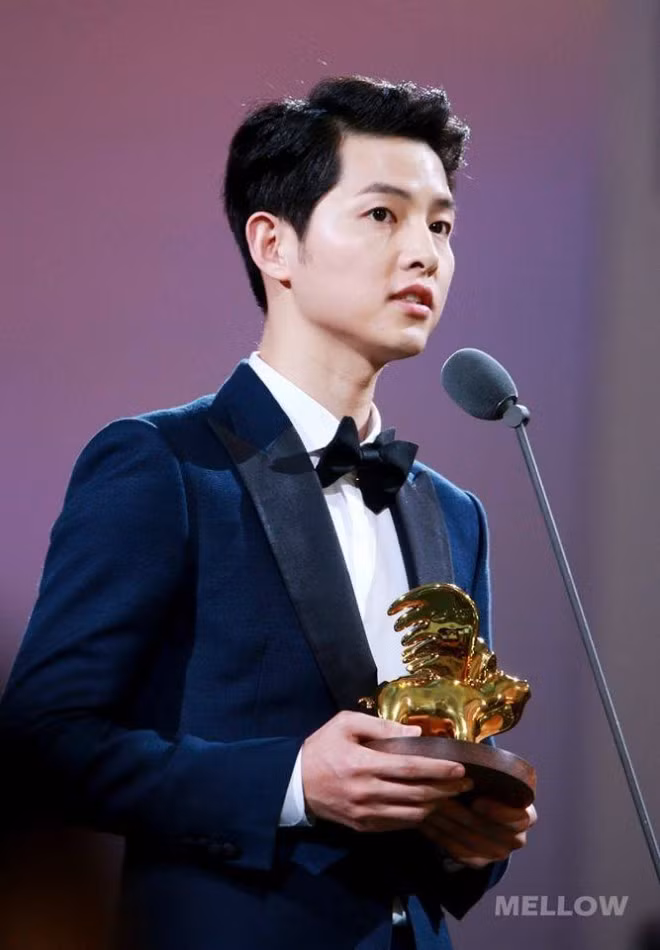 Được biết trước đó, mỗi quảng cáo của Song Joong Ki có mức giá là 3,79 triệu NDT (khoảng 14 tỷ đồng) thì bây giờ, vai diễn chàng quân nhân Yoo Shi Jin đã giúp anh bỏ túi được 4,34 triệu NDT (khoảng 15,5 tỷ đồng). Như vậy, với một quảng cáo được ký ở Trung Quốc trong một năm, Song Joong Ki sẽ thu về 1 – 1,5 tỷ won (khoảng 30 tỷ đồng).