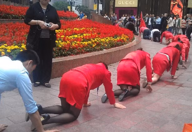 Tuy nhiên, quản lý công ty cho hay, việc làm trên nằm trong chương trình đào tạo của doanh nghiệp này nhằm nâng cao khả năng làm việc cho nhân viên trong thời buổi kinh tế ngày càng khó khăn hiện nay. Lực lượng công an sau khi đến hiện trường đã yêu cầu công ty này rời đi và phê bình người quản lý đã áp dụng một chương trình rèn luyện quá ngược đãi đối với các nhân viên.