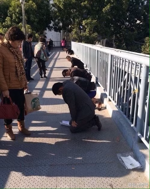 Theo báo cáo, mỗi nhân viên này đều có giấy đặt trước mặt để đọc: "Quỳ một cách tự nguyện trên cầu suốt 1 giờ như một hình phạt cho việc chưa hoàn thành nhiệm vụ". Sự việc này đã nhận được nhiều ý kiến từ dân cư mạng. Một số người bày tỏ sự thương cảm với những người lao động.