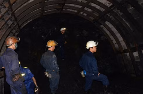 Công nhân hầm lò, thu nhập trung bình năm 89.440 USD: Mặc dù thu nhập cao và ổn định, tuy nhiên nghề công nhân hầm lò cũng mang lại nhiều rủi ro. Bằng chứng là tỷ lệ khoảng 37/1000 người tử vong hiện tại.