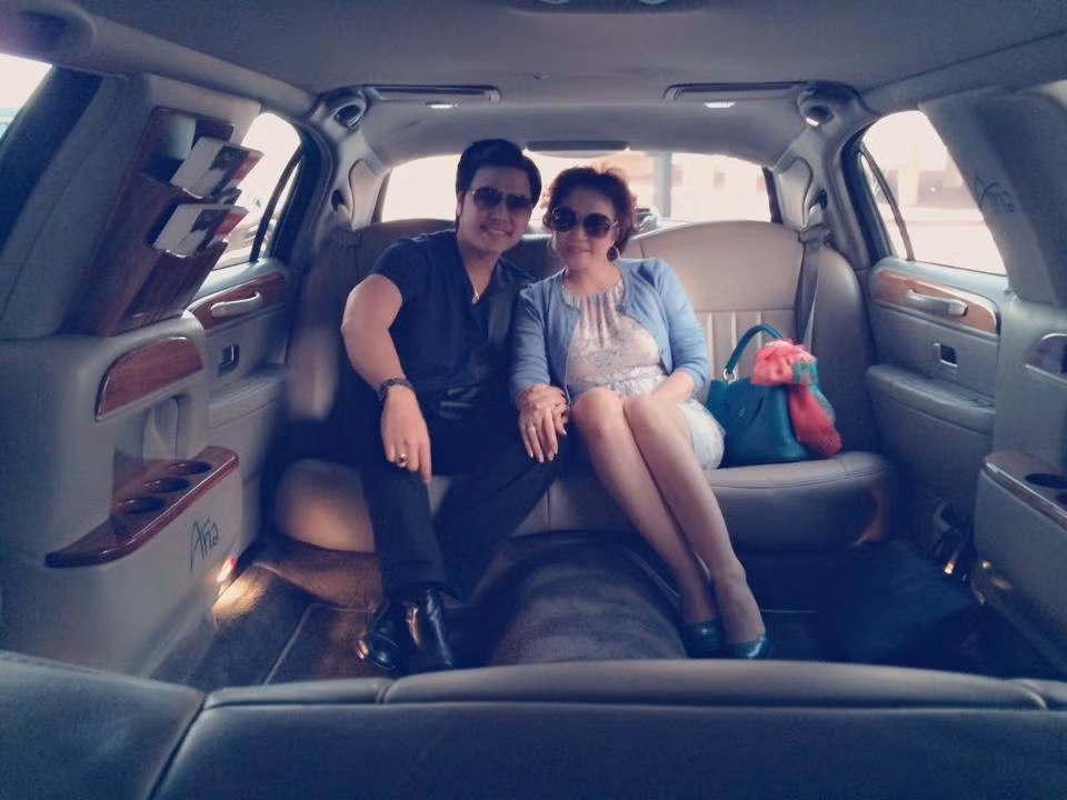 Cuộc sống của Vũ Hoàng Việt bước sang một trang mới khi yêu Yvonne Thúy Hoàng. Từ một siêu mẫu chân chất Vũ Hoàng Việt được Yvonne Thúy Hoàng gột sạch vẻ quê mùa bằng những bộ quần áo sang trọng, đắt tiền.