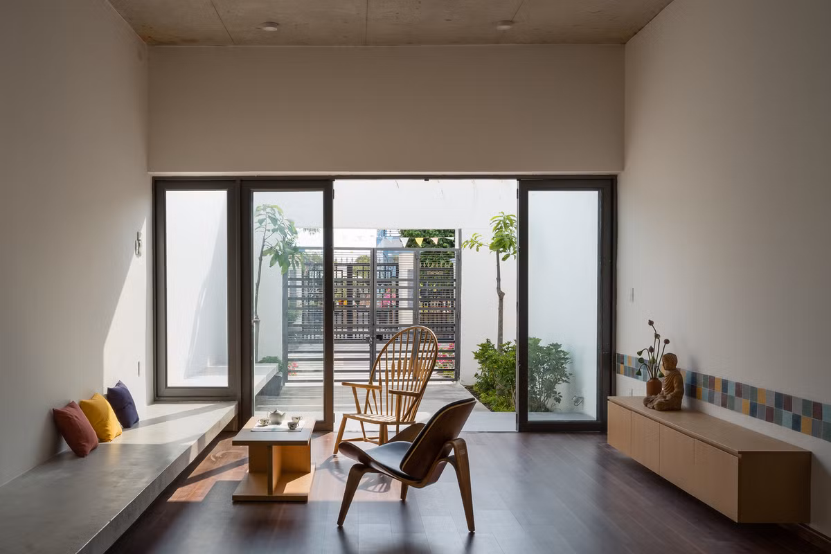 Nội thất trong nhà được thiết kế đơn giản và thoáng.