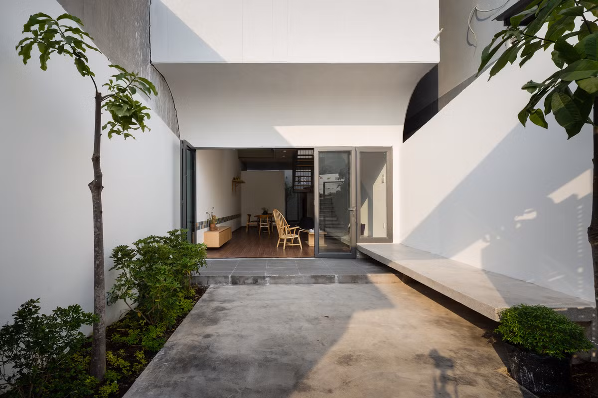 Công ty kiến trúc 23o5 studio đã thiết kế ngôi nhà độc đáo này cho một cặp vợ chồng trẻ.