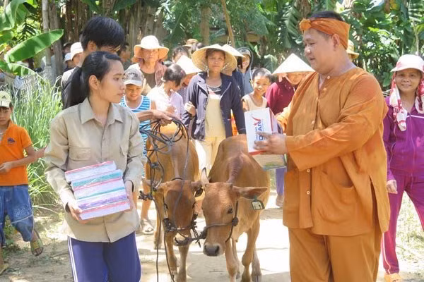 Minh Béo còn tham gia nhiều chương trình truyền hình, đáng chú ý là Lục lạc vàng. Chương trình tìm tới những người nông dân nghèo, đặc biệt là những hộ đang nuôi con đi học để trao tặng một cặp bò được mua từ số tiền quyên góp của các nhà tài trợ, nhà hảo tâm. Ảnh: Facebook Minh Béo.