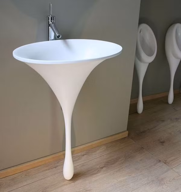 Thiết kế độc đáo của chiếc bồn có tác dụng giấu đường ống nước.