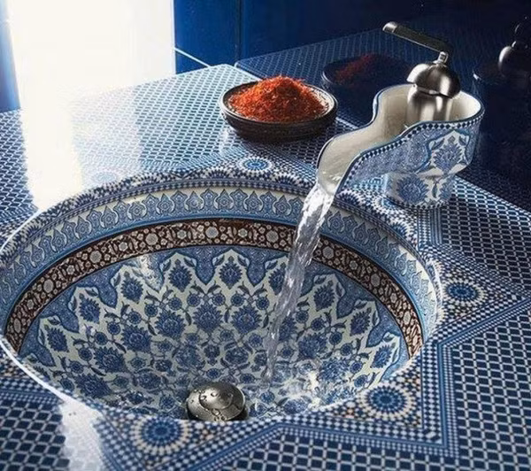 Chậu rửa độc đáo ốp gốm sứ.