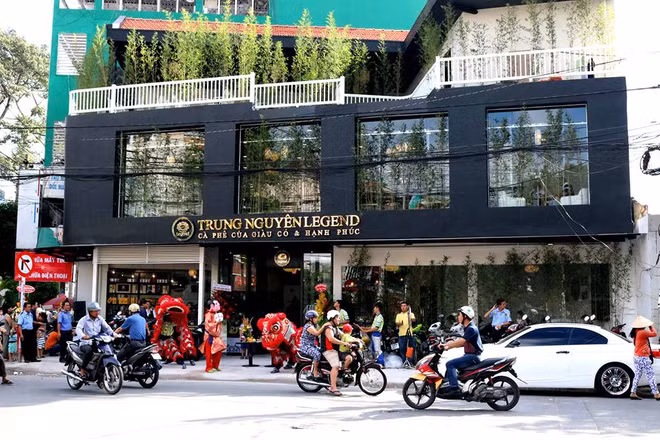 Trước đó cuối năm 2015, báo chí xôn xao về vụ việc ly hôn vợ của đại gia Đặng Lê Nguyên Vũ. Vợ đại gia Đặng Lê Nguyên Vũ (Thành viên HĐQT Công ty CP Cà phê hòa tan Trung Nguyên kiêm Chủ tịch HĐQT Công ty CP Tập đoàn Trung Nguyên) kiện chồng đưa thông tin sai sự thật, gây ảnh hưởng nghiêm trọng đến uy tín” của bà.