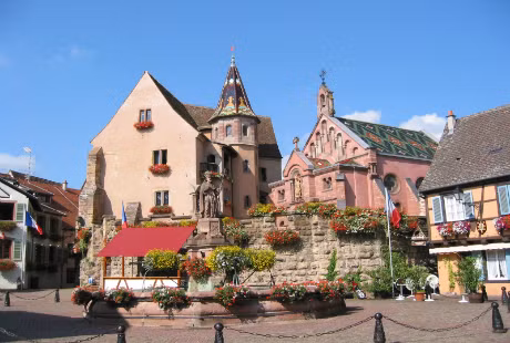 Eguisheim cũng là một trong những ngôi làng có cảnh sắc tuyệt đẹp của Pháp. Nơi đây không chỉ nổi tiếng bởi vẻ đẹp nên thơ, bình yên mà còn thu hút khách du lịch trên thế giới bởi hương vị say nồng của rượu vang nước Pháp.