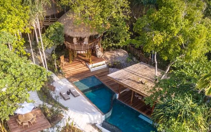 Biệt thự Tree House Mamole, khách sạn sinh thái Nihiwatu, Indonesia: Khu biệt thự khách sạn 3 phòng ngủ Tree House Mamole của khu nghỉ máy Nihiwatu là kiểu nhà sàn tọa lạc giữa các cây cổ thụ. Công trình được kết nối bởi cây cầu tre và mỗi căn đều có hồ bơi vô cực riêng.