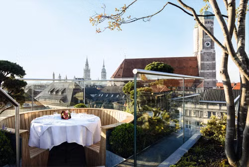 Bayerischer Hof là một trong khánh sạn lâu đời nhất tại thành phố Munich, Đức. Từ trên sân thượng của khách sạn, bạn có thể ngắm nhà thờ St Peter’s và dãy núi Bavarian Alps hoặc thư giãn tại spa và nhà hàng.