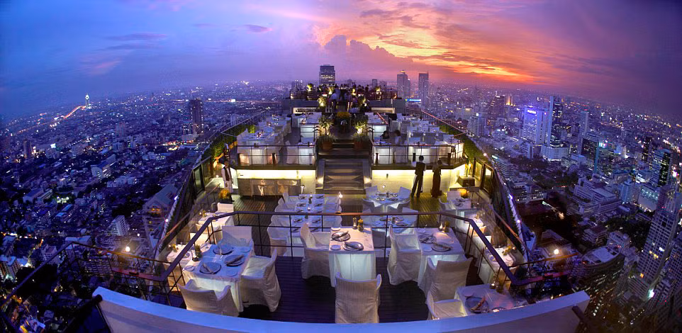 Khách sạn Banyan Tree tại thành phố Bangkok,Thái Lan, có một quán bar và nhà hàng ngoài trời trên sân thượng. Từ đây, du khách có thể ngắm toàn cảnh của thành phố Bangkok.