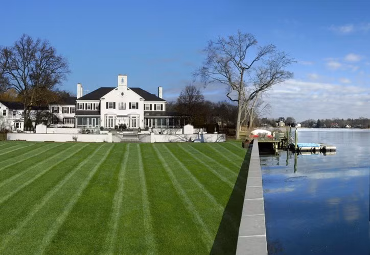 Vợ chồng tỷ phú Donald và Ivana Trump đã mua căn biệt thự vào năm 1982 với giá 4 triệu USD, sau đó họ bỏ ra một khoản tiền lớn để tân trang lại nội thất. Khi cặp vợ chồng tỷ phú này ly dị vào năm 1991, bà vợ Ivana đã giành quyền sở hữu căn biệt thự và bán nó với giá 15 triệu USD vào năm 1998.