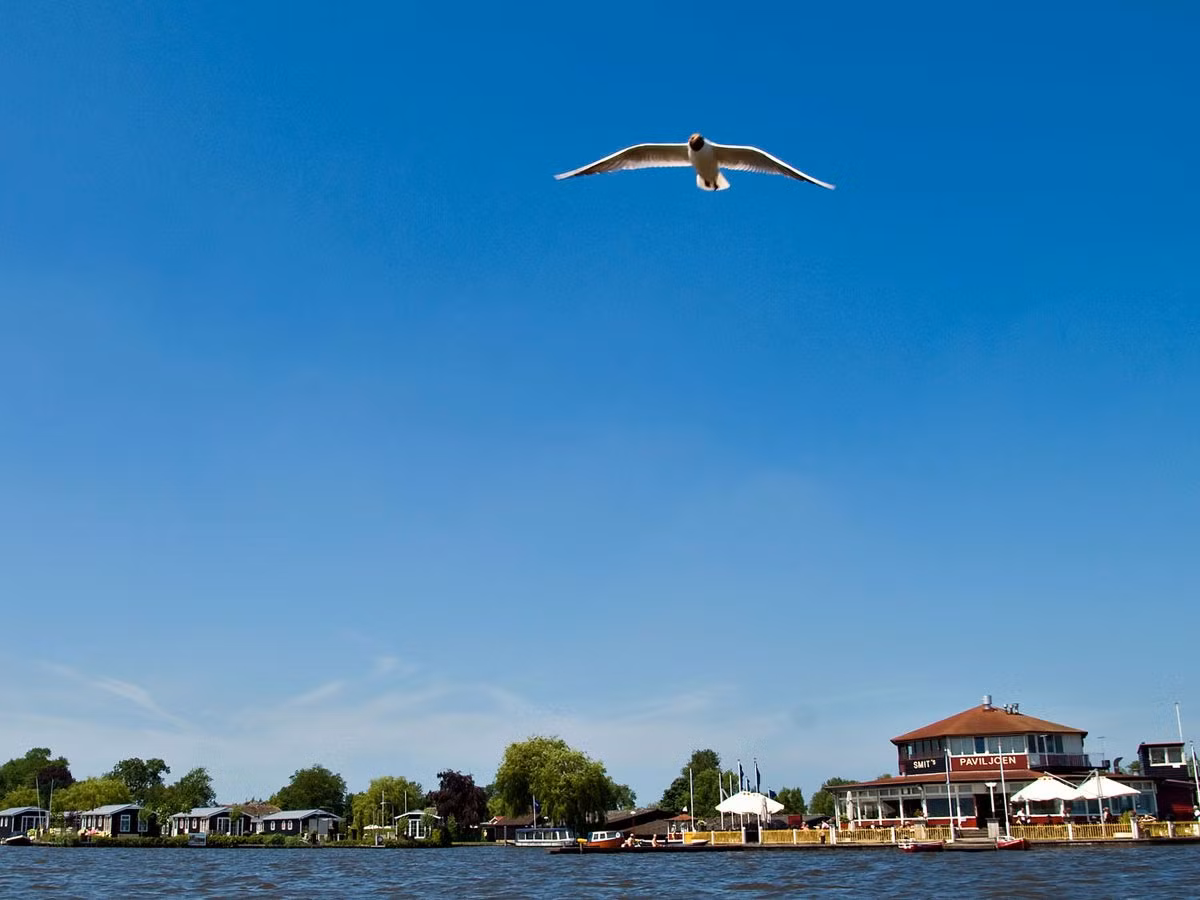 Nằm tại tỉnh Overijssel của Hà Lan, Giethoorn là ngôi làng nổi tiếng với tên gọi “Venice của phương Nam” hay “Venice của Hà Lan”. Bởi lẽ, mọi hình thức giao thông nơi đây chủ yếu bằng đường thuỷ, thông qua kênh đào. Trông như “Venice thu nhỏ”.