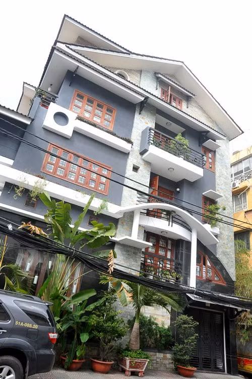 Ca sĩ Lý Hải cùng vợ Minh Hà và 3 nhóc tỳ đáng yêu đang sinh sống trong một căn biệt thự 2 mặt tiền đắt đỏ trên đường 3/2, quận 10, TP HCM. Dinh thự có giá trị lên đến hơn 40 tỷ đồng.