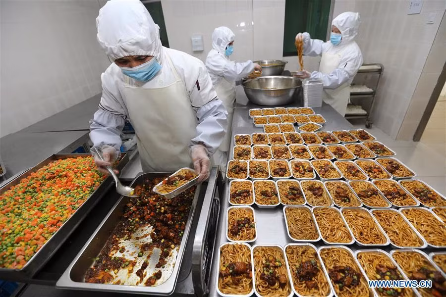 Nhân viên chuẩn bị các suất ăn trên máy bay trong một phòng chế biến thực phẩm tại sân bay Nam Thông.