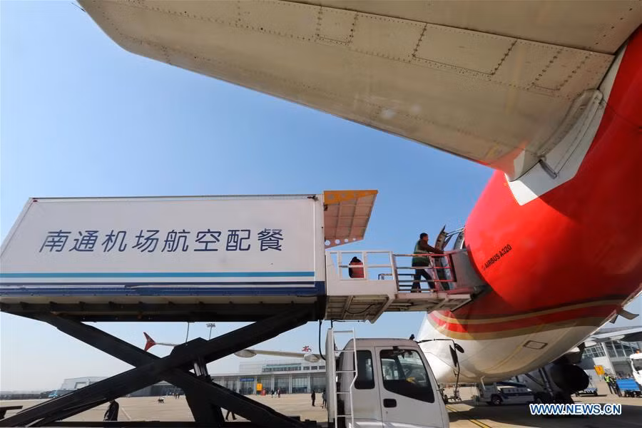 Sau khi chế biến xong các suất ăn, nhân viên đưa chúng lên máy bay phục vụ hành khách.