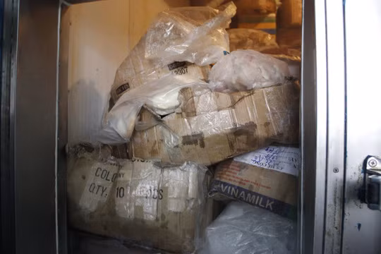 Kho hàng rộng 6m, có sức chứa 800kg hải sản đông lạnh. “Phần lớn hàng tôi mua từ khắp nơi trên thị trường sau đó đóng gói mới bán lại”, bà Phương nói. Sau khi bị đoàn kiểm tra phát hiện, bà Phương đã đồng ý tiêu huỷ 317 kg hải sản và 8 kg nhãn mác tự in ấn.