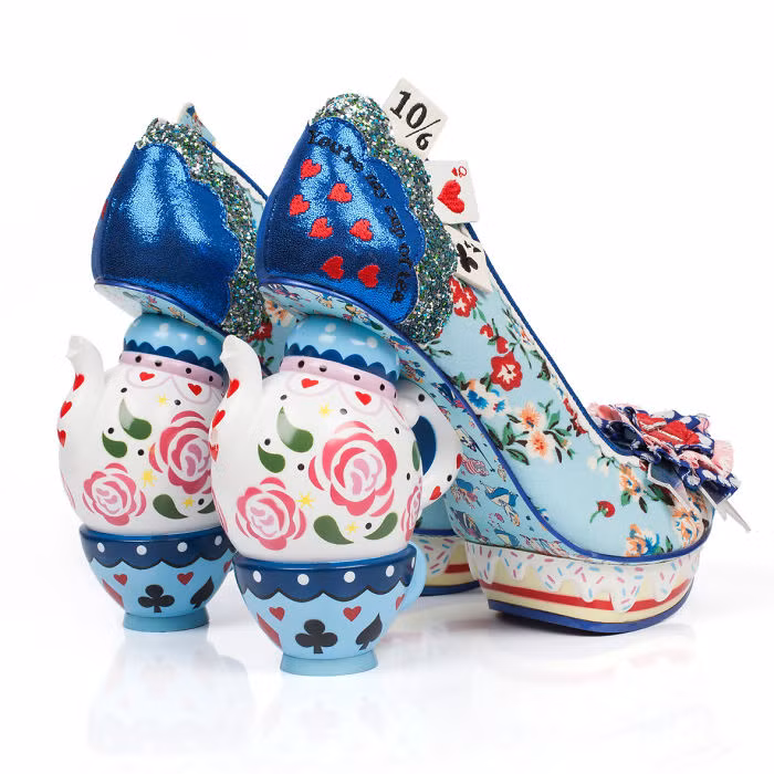 Thương hiệu Irregular Choice đã cho ra mắt những mẫu giày gần như lấy nguyên mẫu từ trong phim của Disney nhằm bày tỏ sự trân trọng với nguyên mẫu của nhân vật.