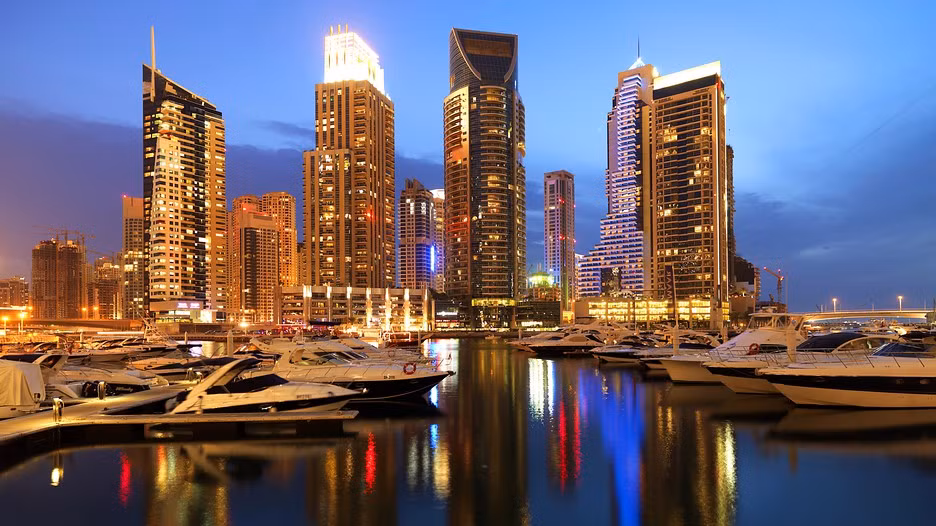 Dubai Marina là bến du thuyền được đầu tư trong dự án khoảng 10 tỷ USD, nhằm tạo ra một thành phố kênh đào nhân tạo với những khu vui chơi, mua sắm, nhà hàng và nhiều ngôi nhà cao ngất trời, đẹp lung linh vây quanh bến du thuyền này.