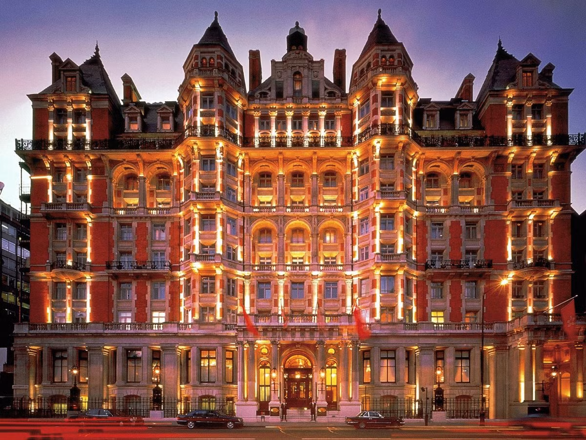3. Mandarin Oriental (London, Anh): Nằm trong khu phố Knightsbridge sang trọng của London, Mandarin Oriental là một khách sạn nguy nga được xây dựng theo phong cách pha trộn sự lộng lấy với thiết kế hợp thời trang và tiện nghi.