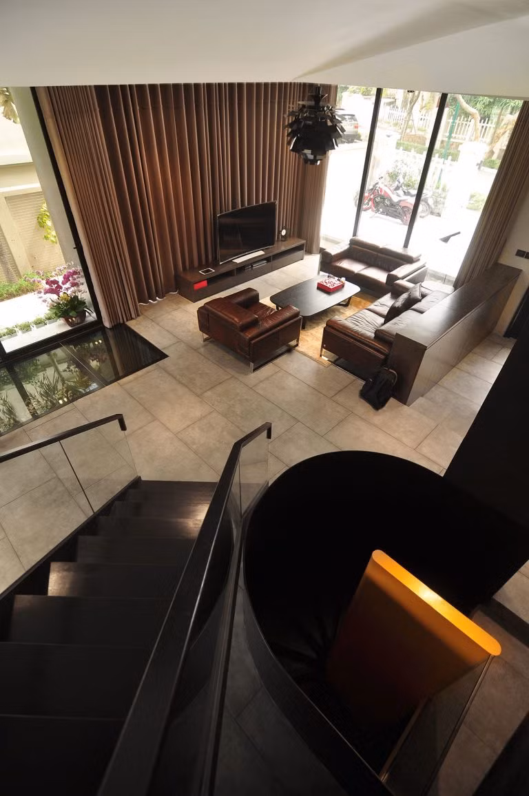 Một hồ nước nhỏ được thiết kế trong nhà như xóa bỏ ranh giới giữa trong và ngoài nhà.