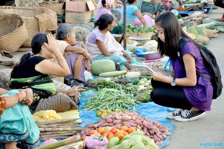 Năm 2003, chính quyền địa phương có kế hoạch thay thế chợ của Mẹ bằng một siêu thị lớn và hiện đại hơn, nhưng các nữ thương nhân đã cùng nhau đấu tranh để phản đối quyết định này.