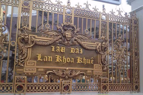 Đám cưới của con trai đại gia Nam Định khiến nhiều người choáng váng bởi hình ảnh cô dâu được mẹ chồng hồi môn chiếc vương miện được cho là trị giá lên đến 100 cây vàng. Đặc biệt, địa điểm diễn ra lễ cưới xa hoa là Lâu đài Lan Khoa Khuê cũng khiến nhiều người choáng ngợp.