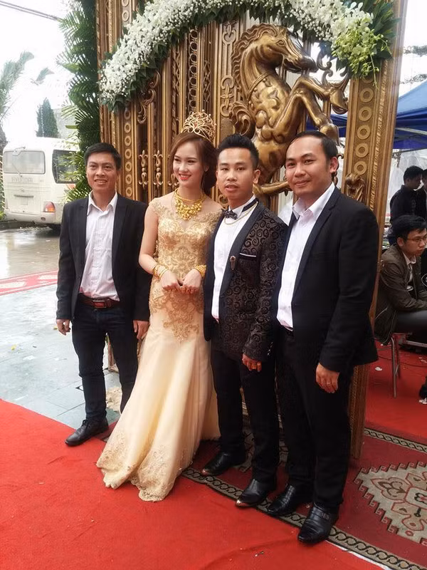 Vật liệu chính của dinh thự hoành tráng này đều là gỗ lim và gỗ đinh hương. Đặc biệt, phần gỗ lát sàn dày tới 12cm, chỉ tính riêng số tiền gỗ lát sàn cũng đã lên đến 120 tỷ đồng. Có người còn cho rằng, nếu lấy số gỗ này đi bán thì cũng đủ để mua một tòa lâu đài khác. Ảnh: Cánh cổng vào lâu đài được trang trí hoành tráng và cầu kỳ.