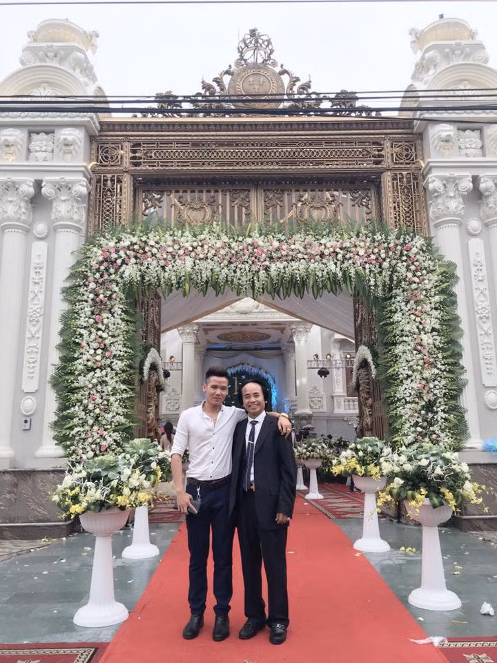 Theo một số thông tin trên mạng, tòa lâu đài này được xây dựng trong suốt 7 năm, trị giá lên đến hàng trăm tỷ đồng. Tổng diện tích xây dựng mỗi tầng ước tính lên tới 900 m2. Ảnh: Chủ nhân tòa lâu đài Lan Khoa Khuê (mặc vest đen).