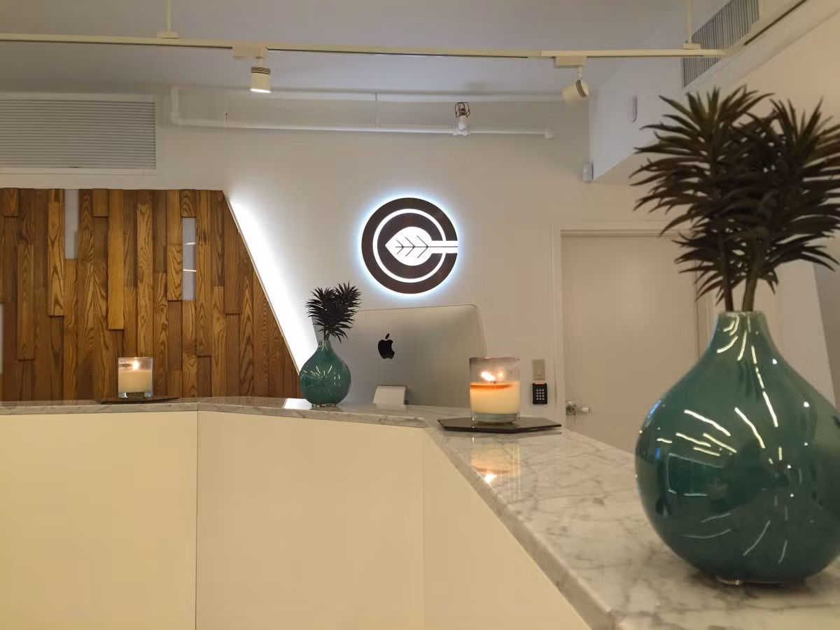 Những bình cây và nến được đặt trang trí ở khắp mọi nơi.
