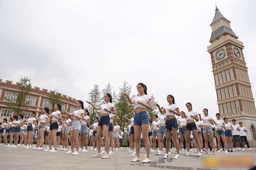 Ngoài các bài học chuyên môn nghiệp vụ của tiếp viên hàng không, các nữ học viên còn phải luyện võ, rèn thể lực để ứng phó các tình huống khẩn cấp trên máy bay.