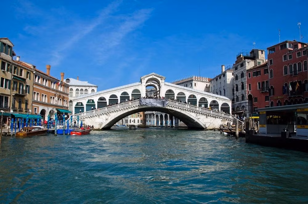 Cầu Rialto là một trong bốn cây cầu bắc qua Grand Canal ở Venice (Italy), là cây cầu cổ nhất trên các kênh và là đường phân chia giữa hai khu vực San Marco và San Polo.