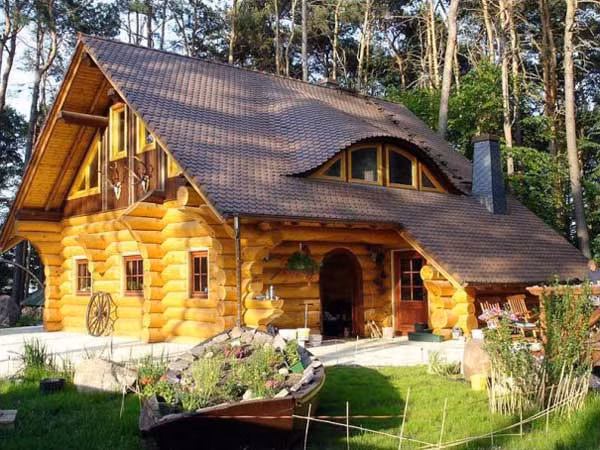 Ngôi nhà bằng gỗ với kiến trúc độc đáo khiến nhiều người mê mẩn.